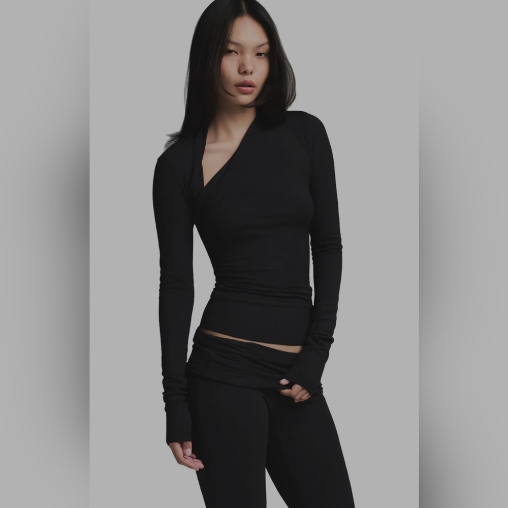 SKIMS Cloud Long Sleeve Asymmetric Top Onyx Sz Small LS-LST-8401W